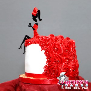 tarta silueta chica con flores rojas bettys cakes