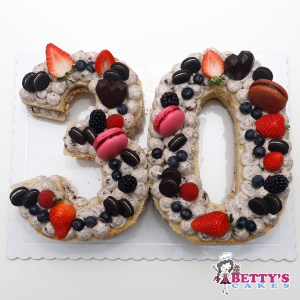 tarta numero 30 con crema de Oreo y galletas oreo y fresas